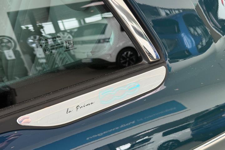 Grøn Fiat 500e fra 2023