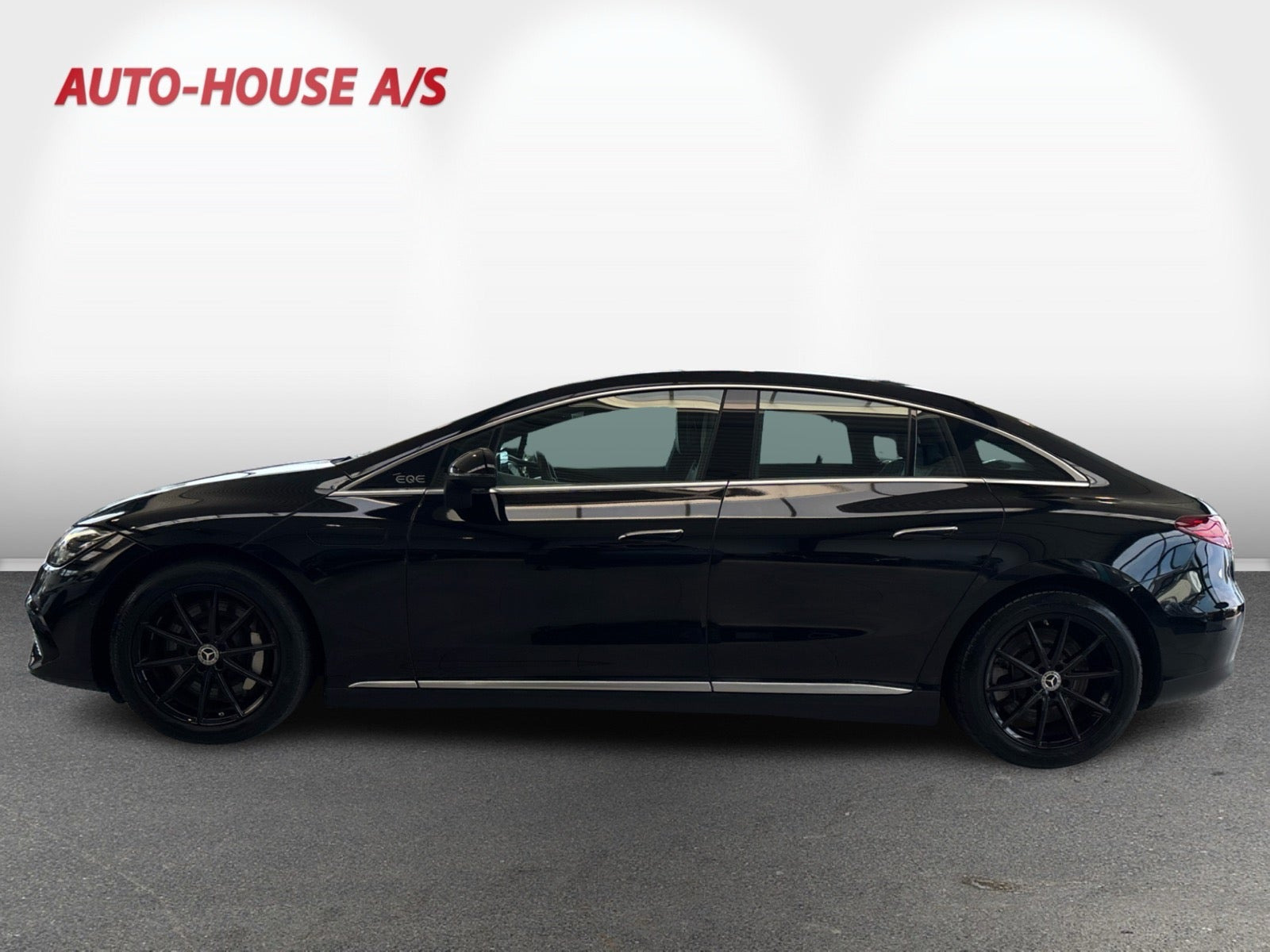 Sort Mercedes EQE300 fra 2023