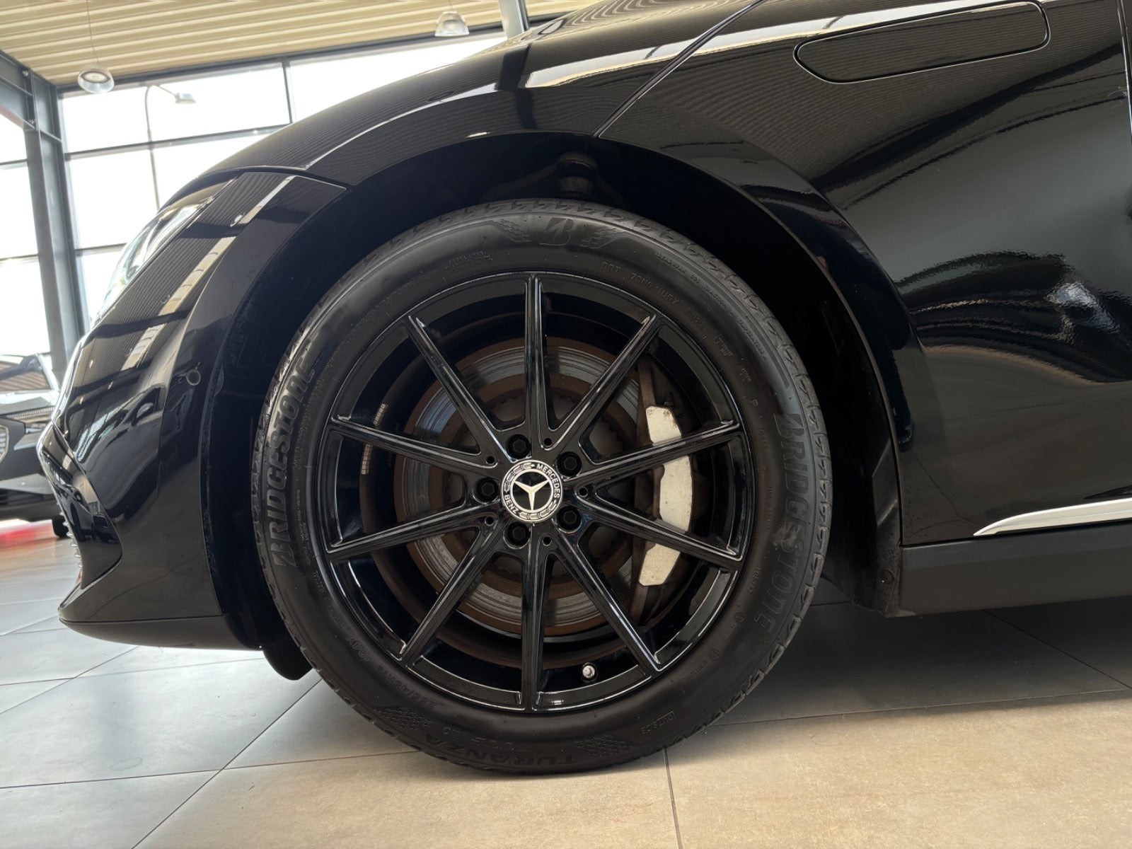 Sort Mercedes EQE300 fra 2023