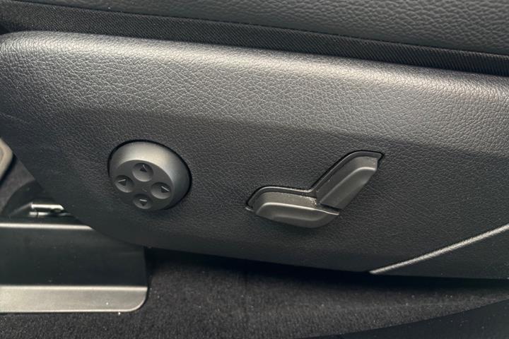 Sort Mercedes EQE300 fra 2023