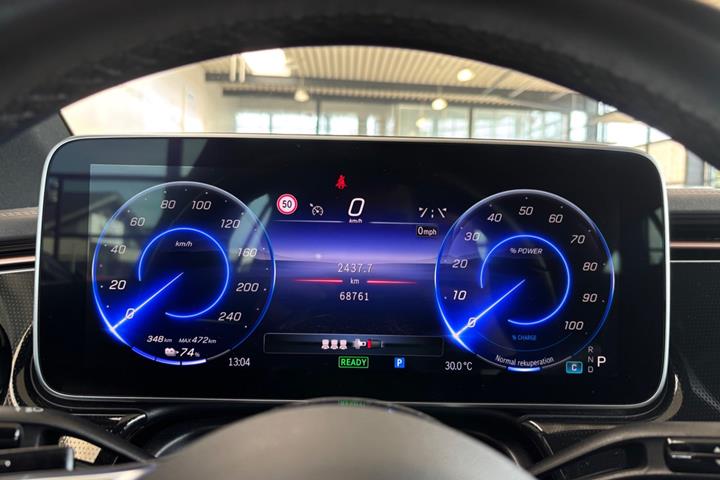 Sort Mercedes EQE300 fra 2023