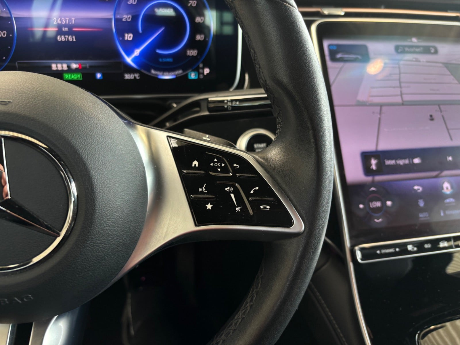 Sort Mercedes EQE300 fra 2023
