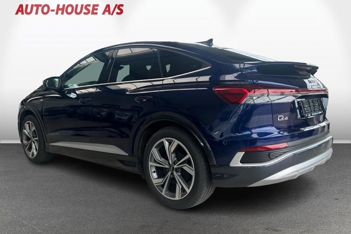 Blå Audi Q4 e-tron fra 2024