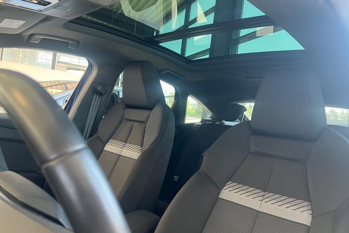 Blå Audi Q4 e-tron fra 2024