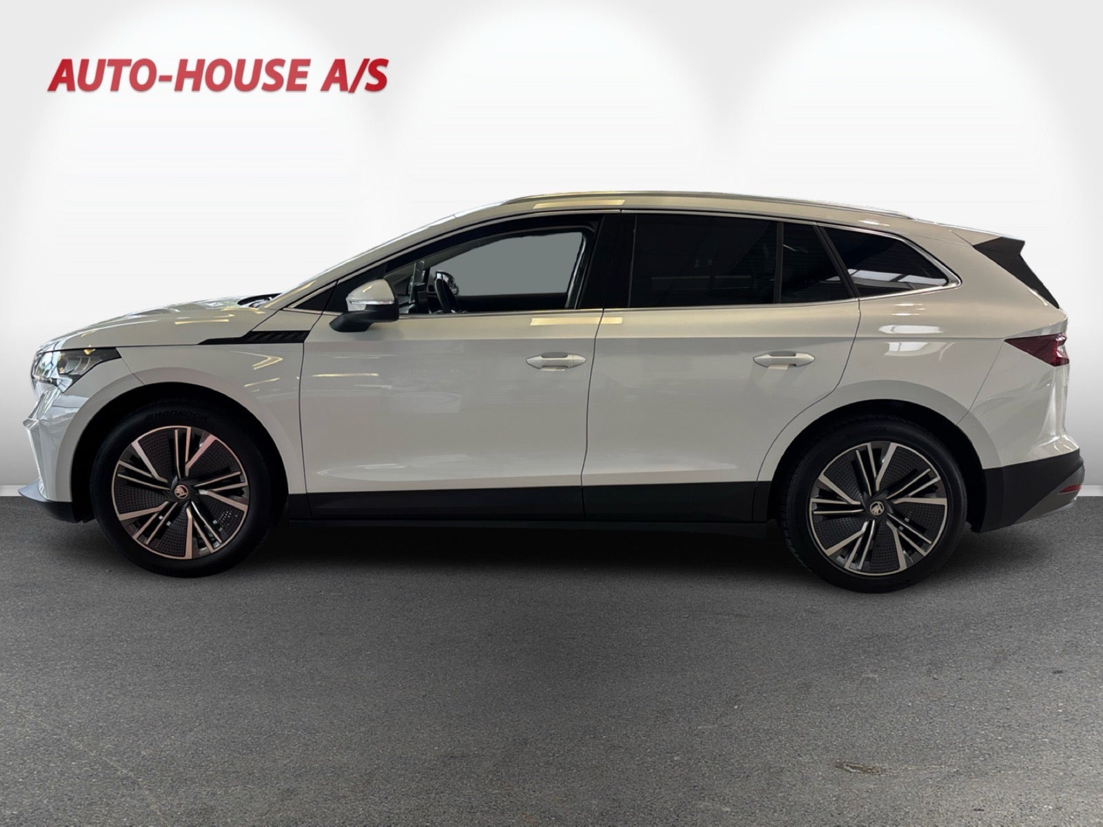 Hvid Skoda Enyaq fra 2023