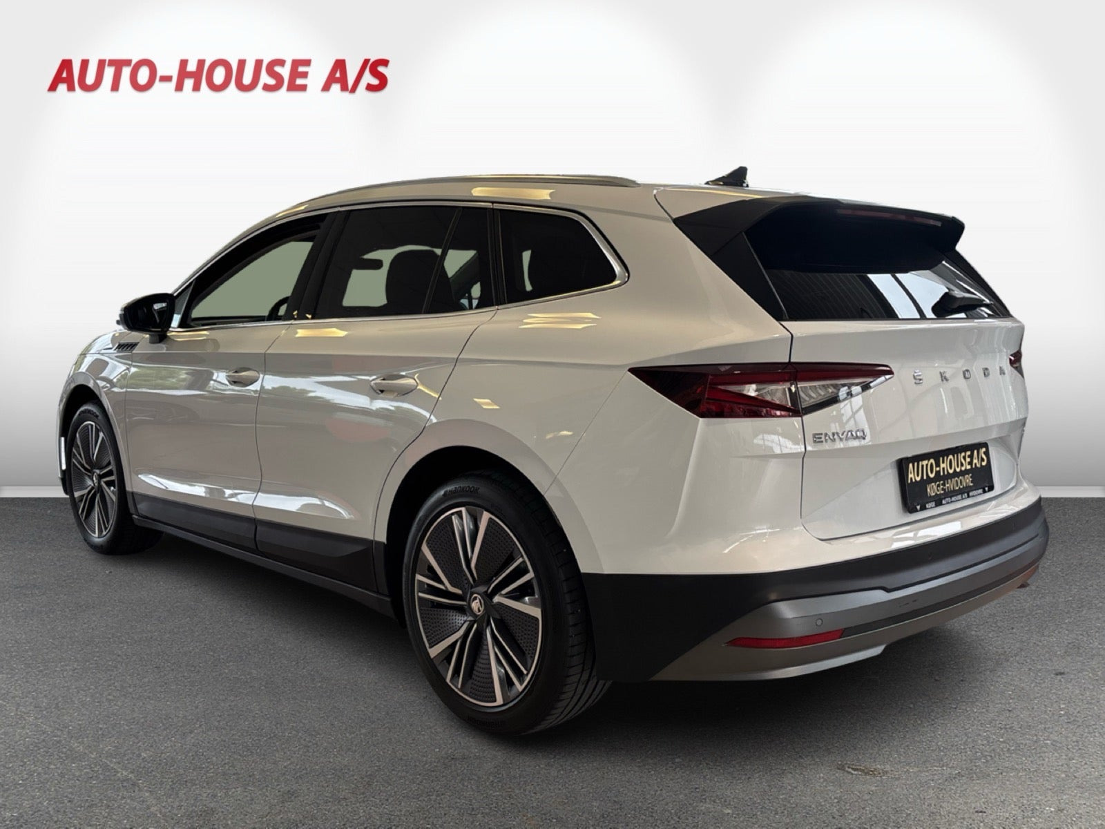 Hvid Skoda Enyaq fra 2023