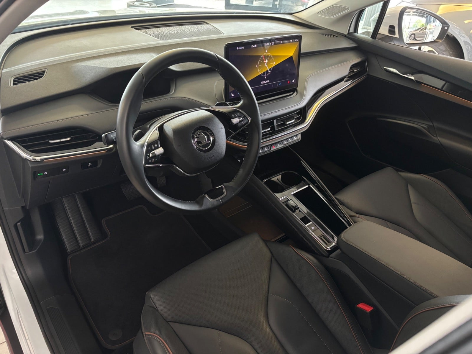 Hvid Skoda Enyaq fra 2023