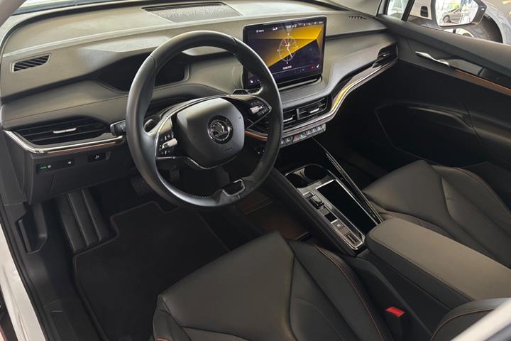 Hvid Skoda Enyaq fra 2023