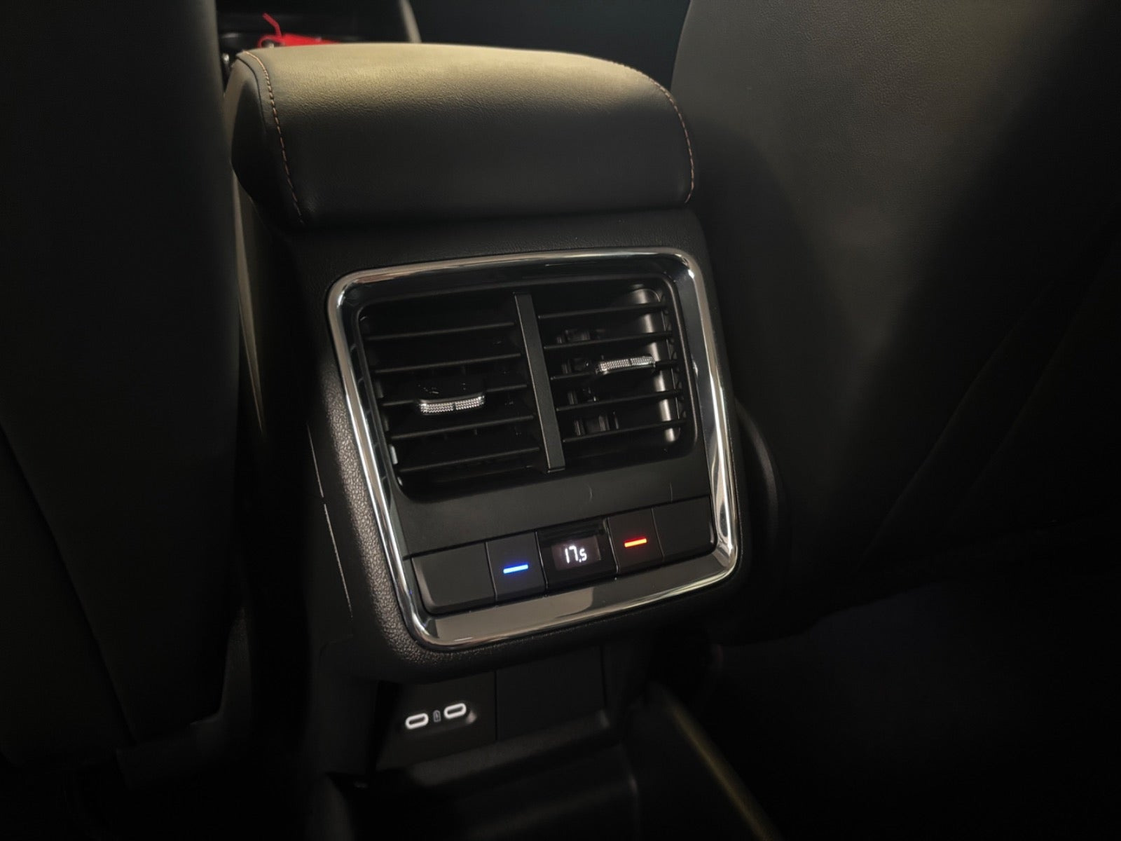 Hvid Skoda Enyaq fra 2023