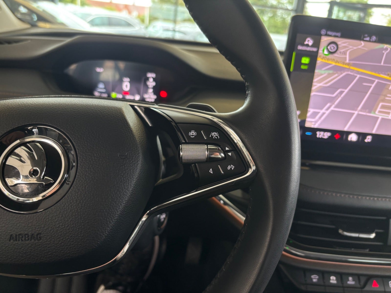 Hvid Skoda Enyaq fra 2023