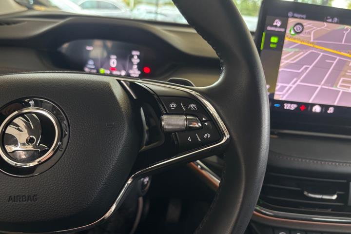 Hvid Skoda Enyaq fra 2023