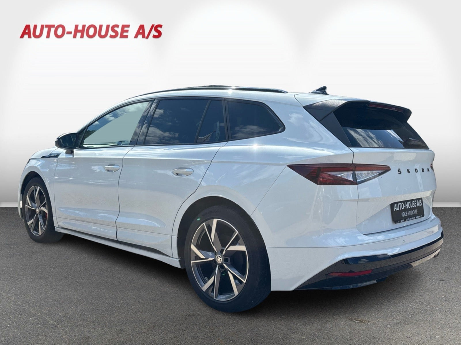 Hvid Skoda Enyaq fra 2024