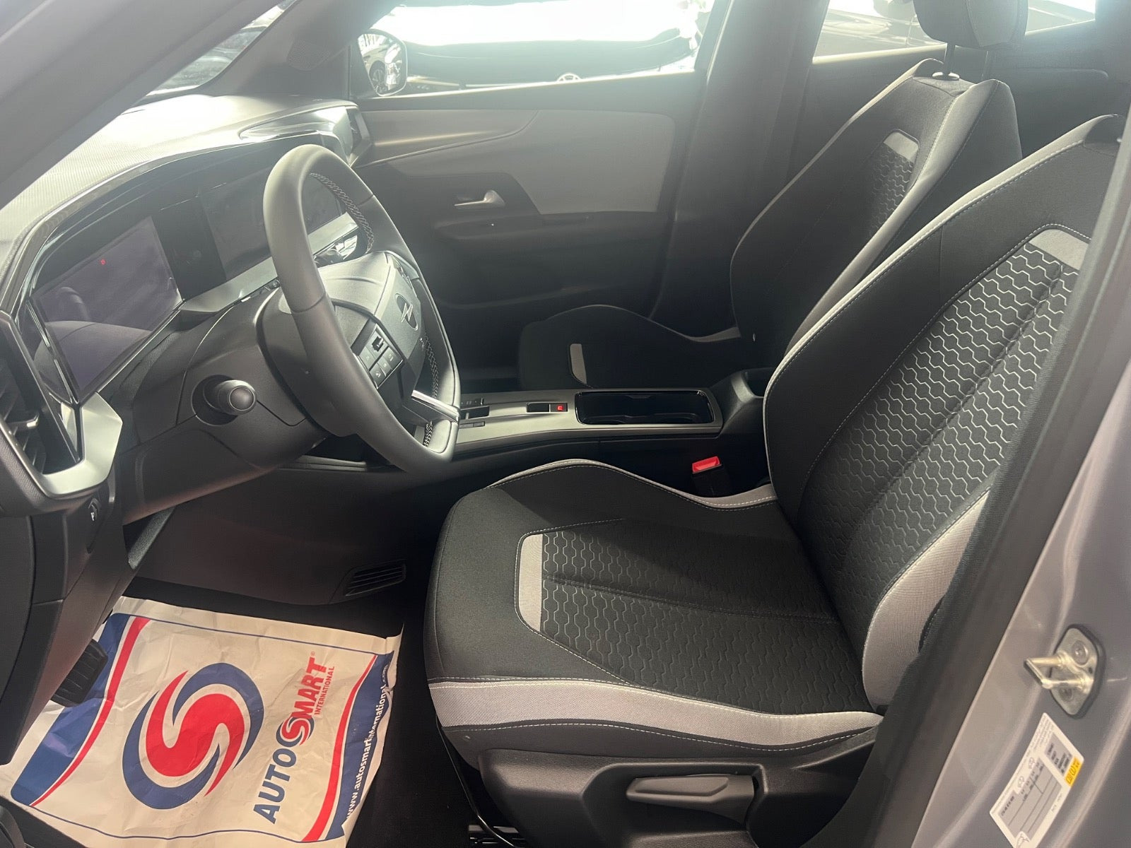 Sølv Opel Mokka-e fra 2025