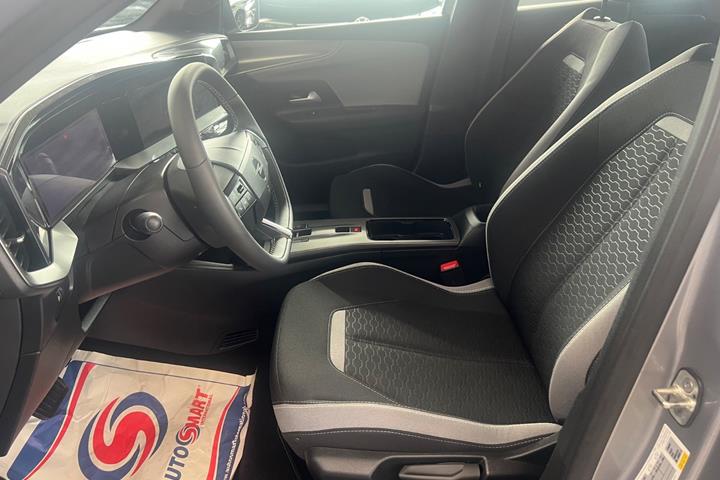 Sølv Opel Mokka-e fra 2025