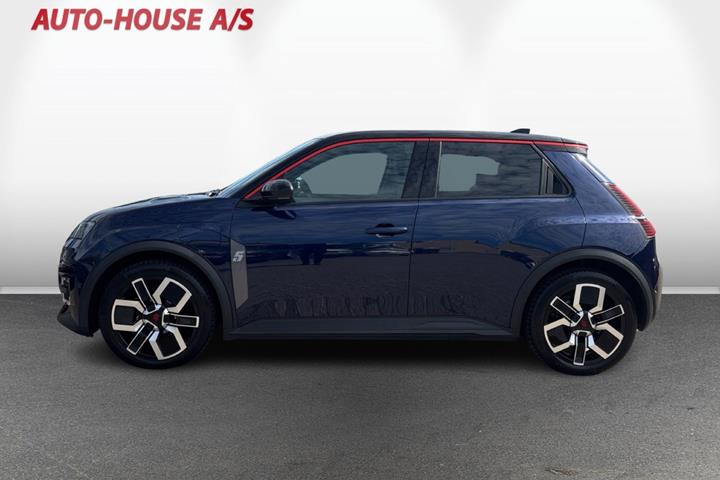 Blå Renault 5 E-Tech fra 2025