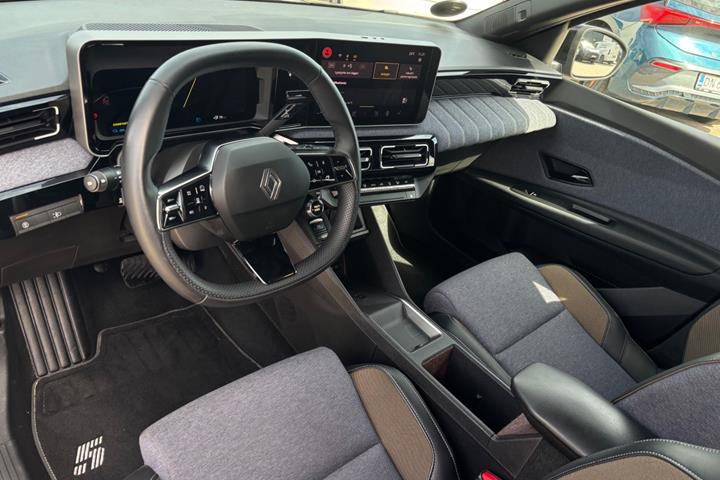 Blå Renault 5 E-Tech fra 2025