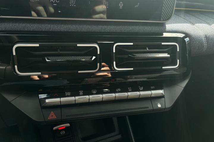 Blå Renault 5 E-Tech fra 2025