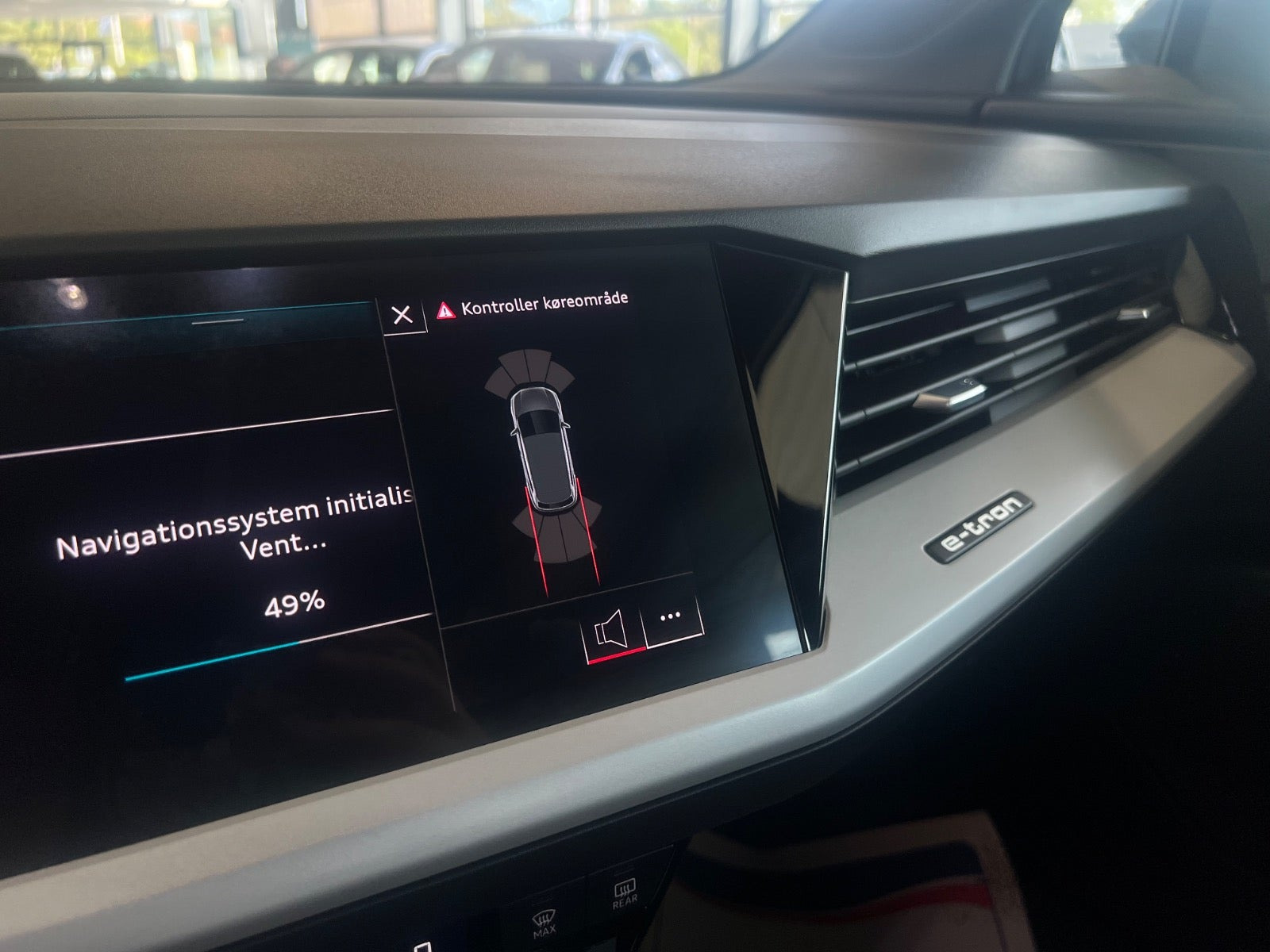Grå Audi Q4 e-tron fra 2023
