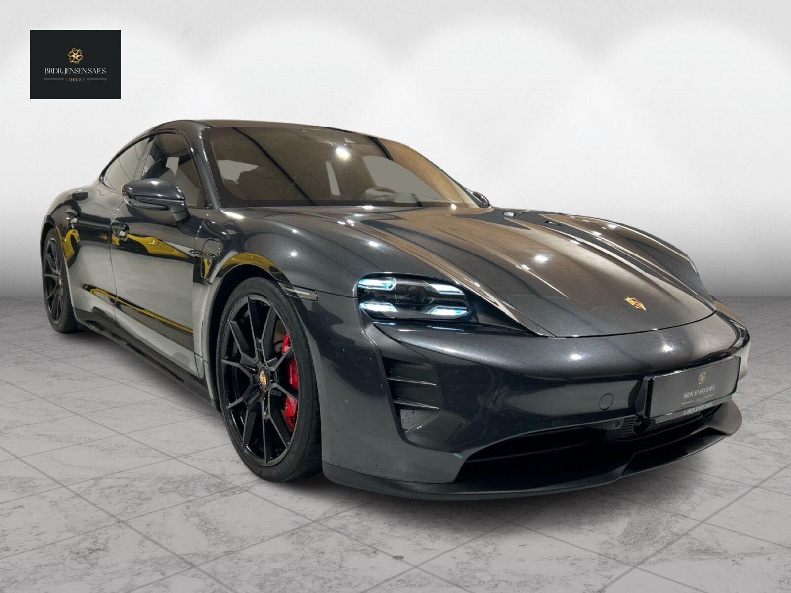 Grå Porsche Taycan fra 2023