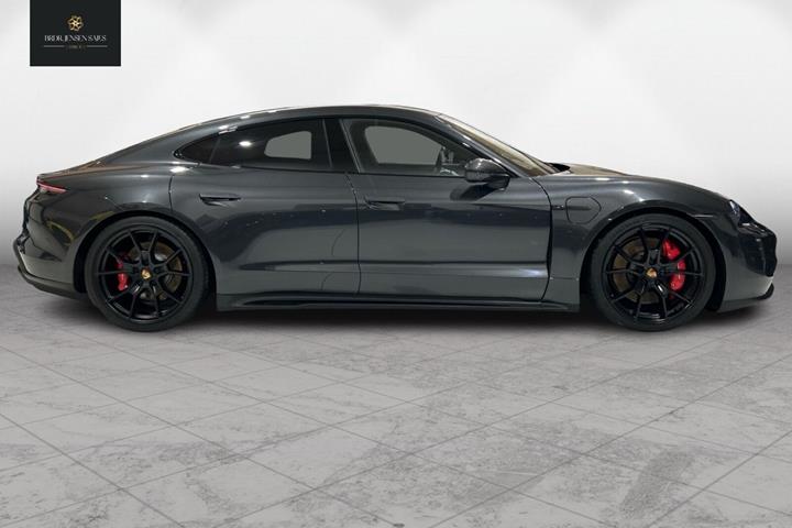 Grå Porsche Taycan fra 2023