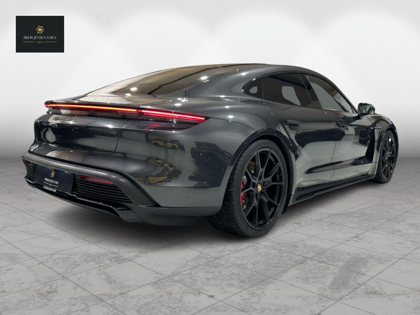 Grå Porsche Taycan fra 2023