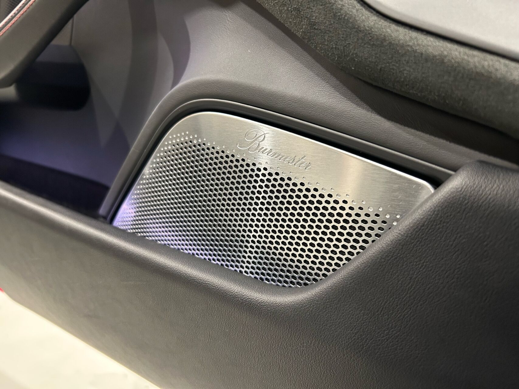 Grå Porsche Taycan fra 2023