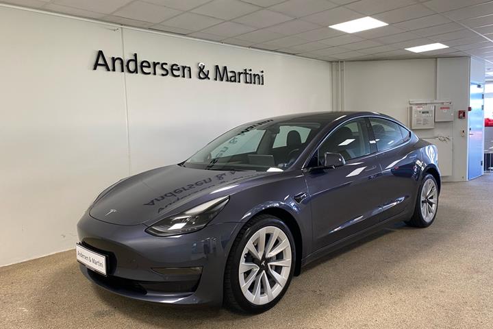 Grå Tesla Model 3 fra 2021