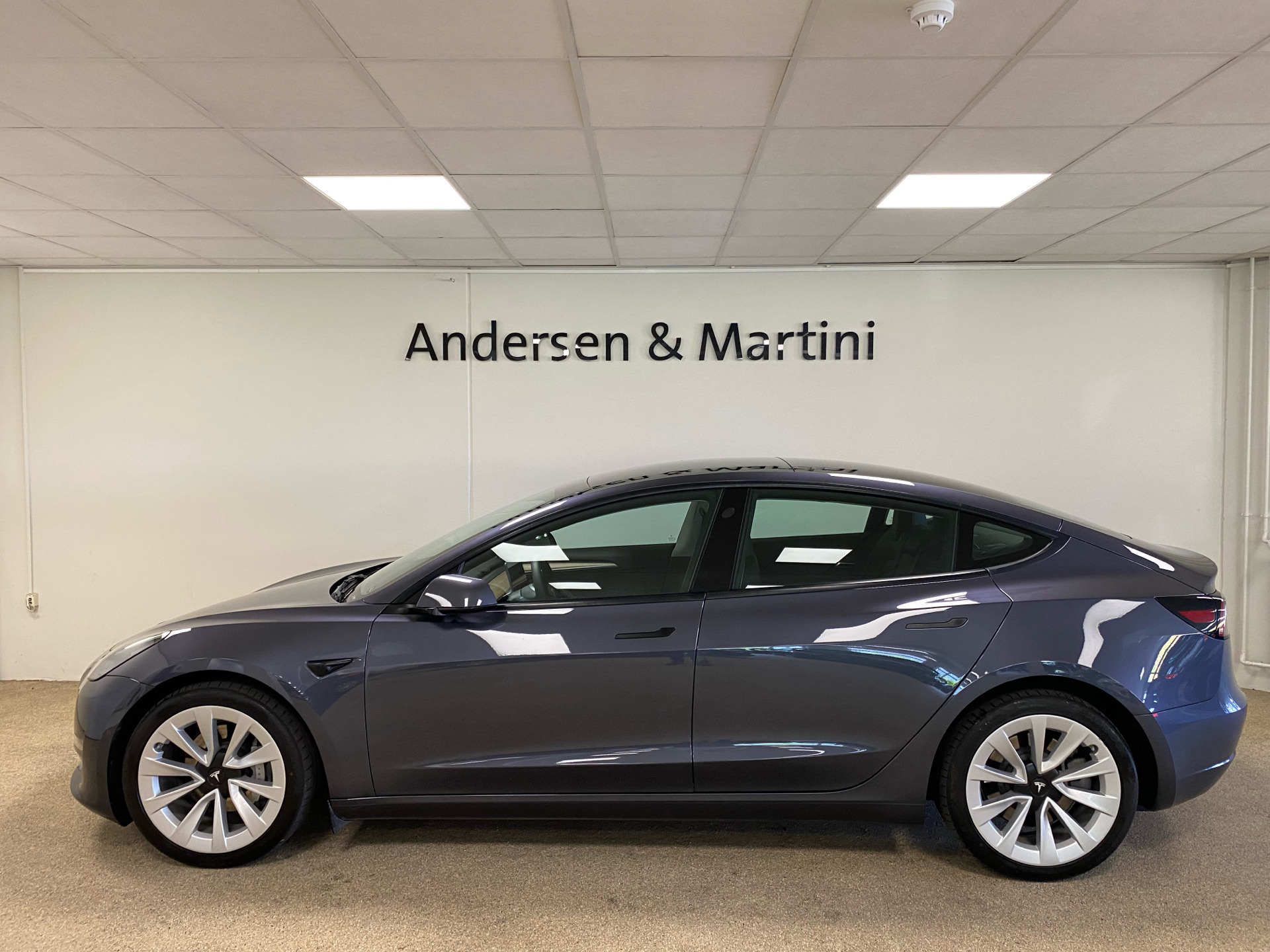 Grå Tesla Model 3 fra 2021