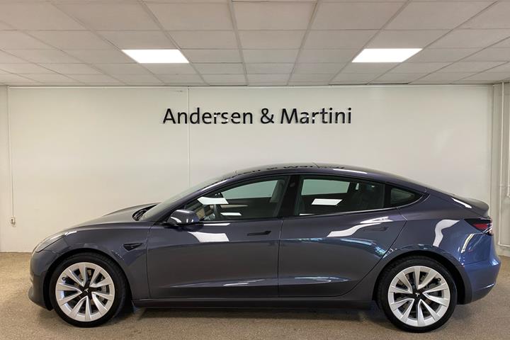 Grå Tesla Model 3 fra 2021