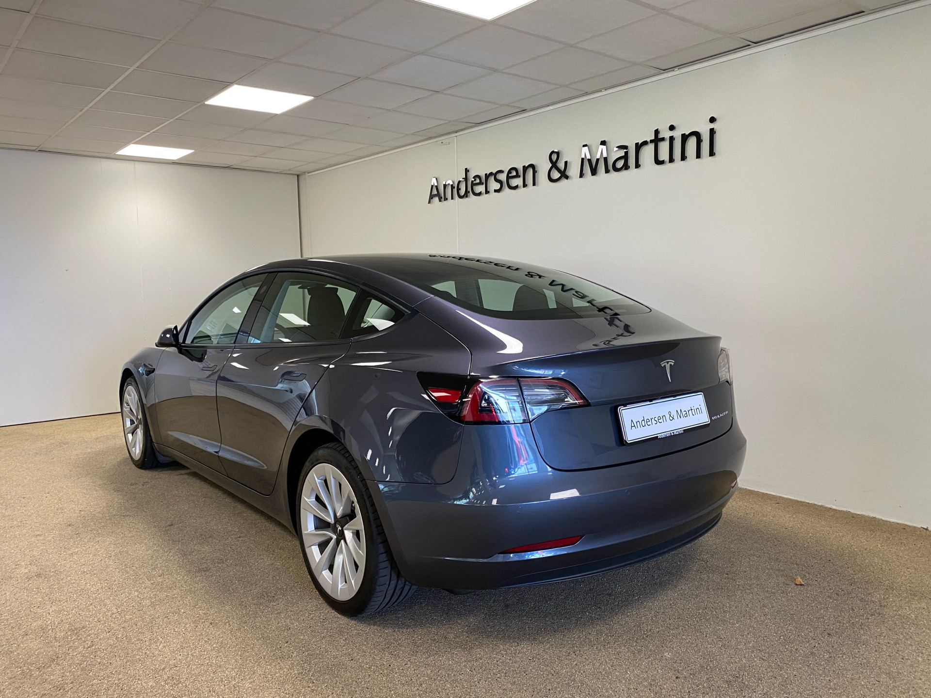 Grå Tesla Model 3 fra 2021