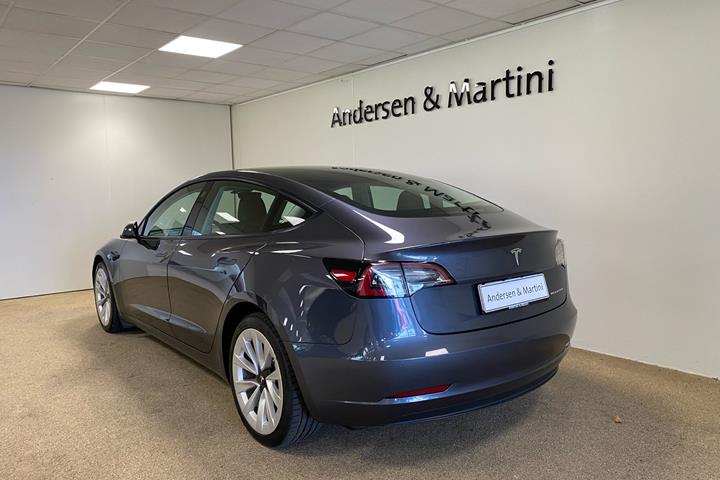 Grå Tesla Model 3 fra 2021