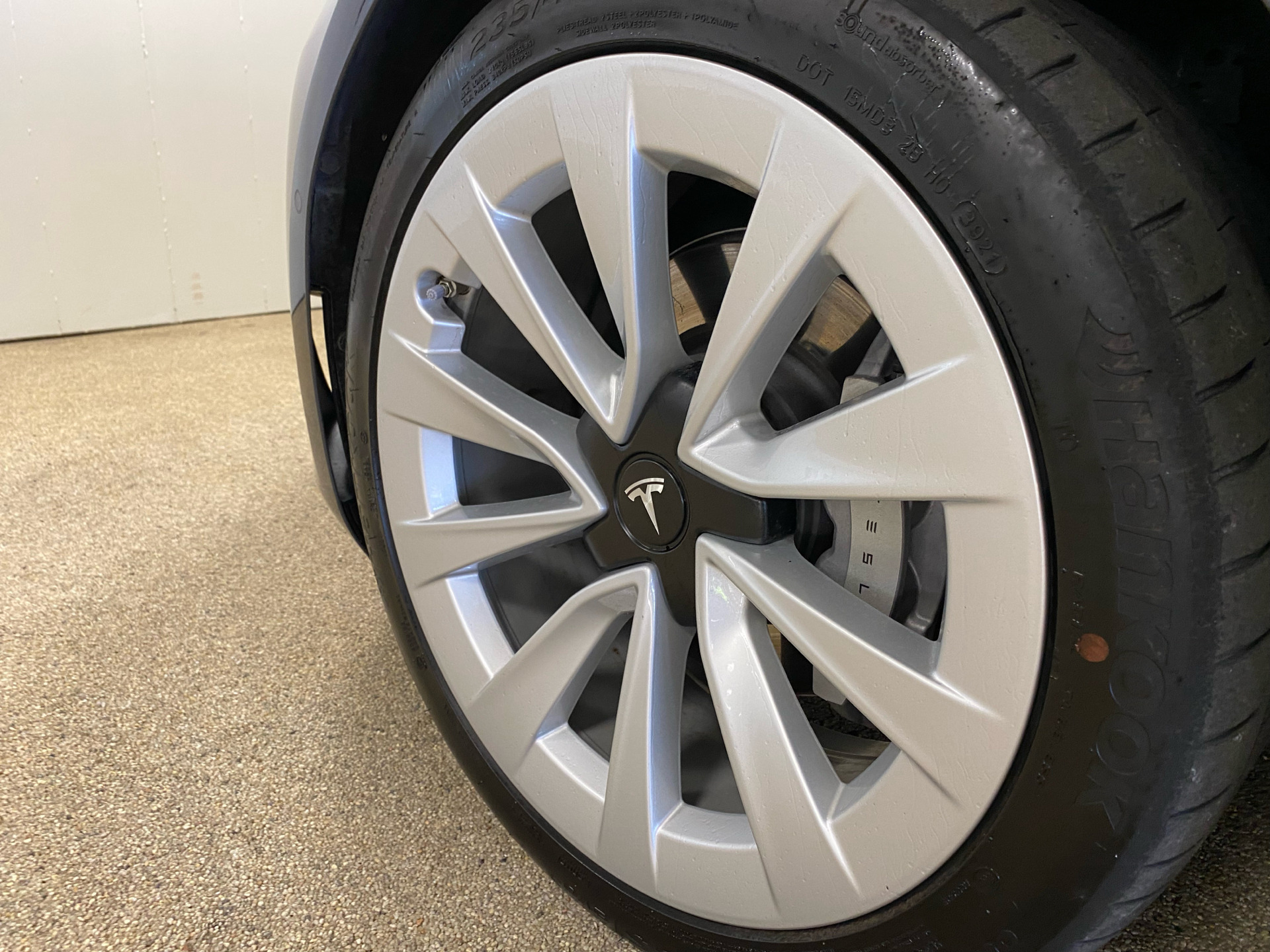 Grå Tesla Model 3 fra 2021