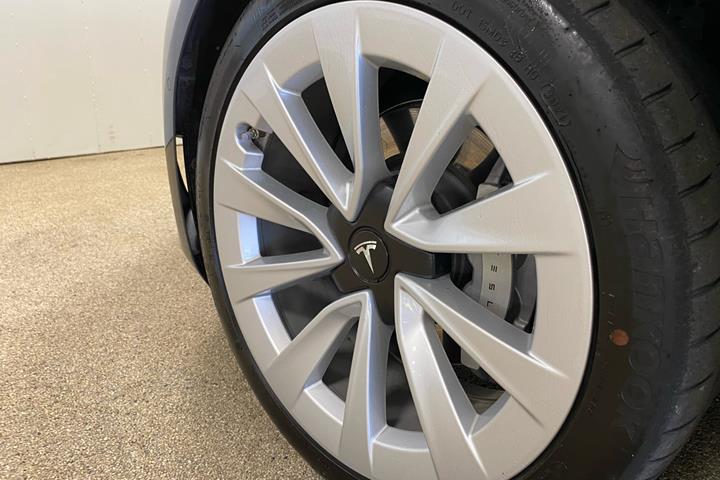 Grå Tesla Model 3 fra 2021