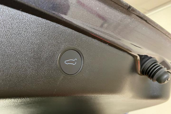 Grå Tesla Model 3 fra 2021