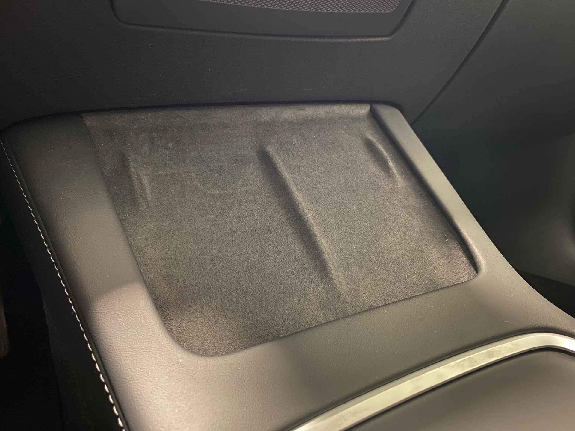 Grå Tesla Model 3 fra 2021