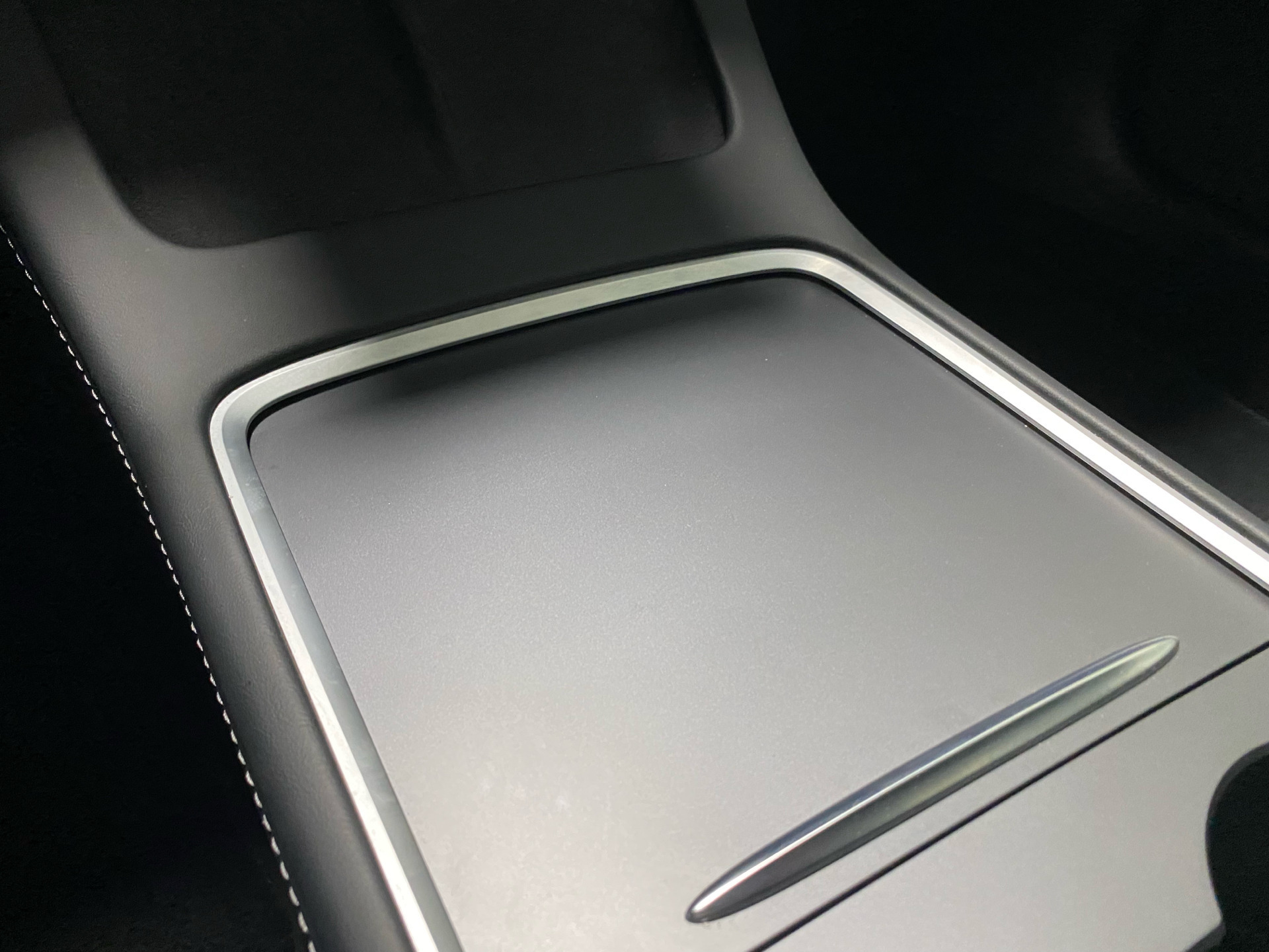 Grå Tesla Model 3 fra 2021