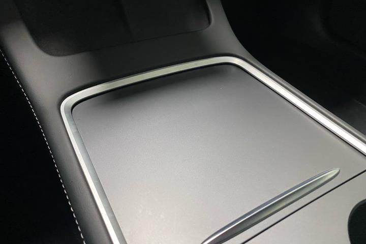 Grå Tesla Model 3 fra 2021