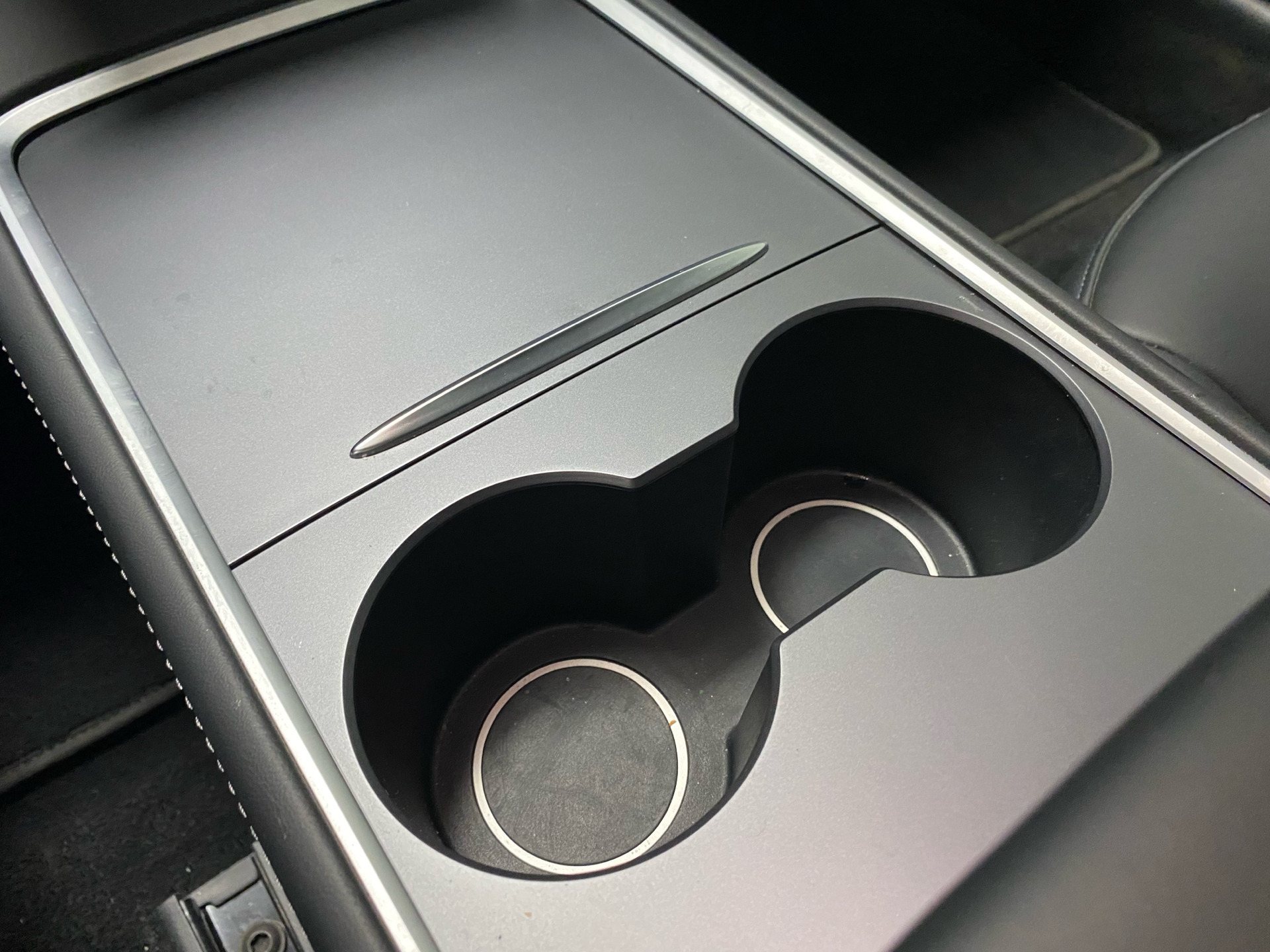 Grå Tesla Model 3 fra 2021