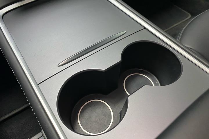 Grå Tesla Model 3 fra 2021