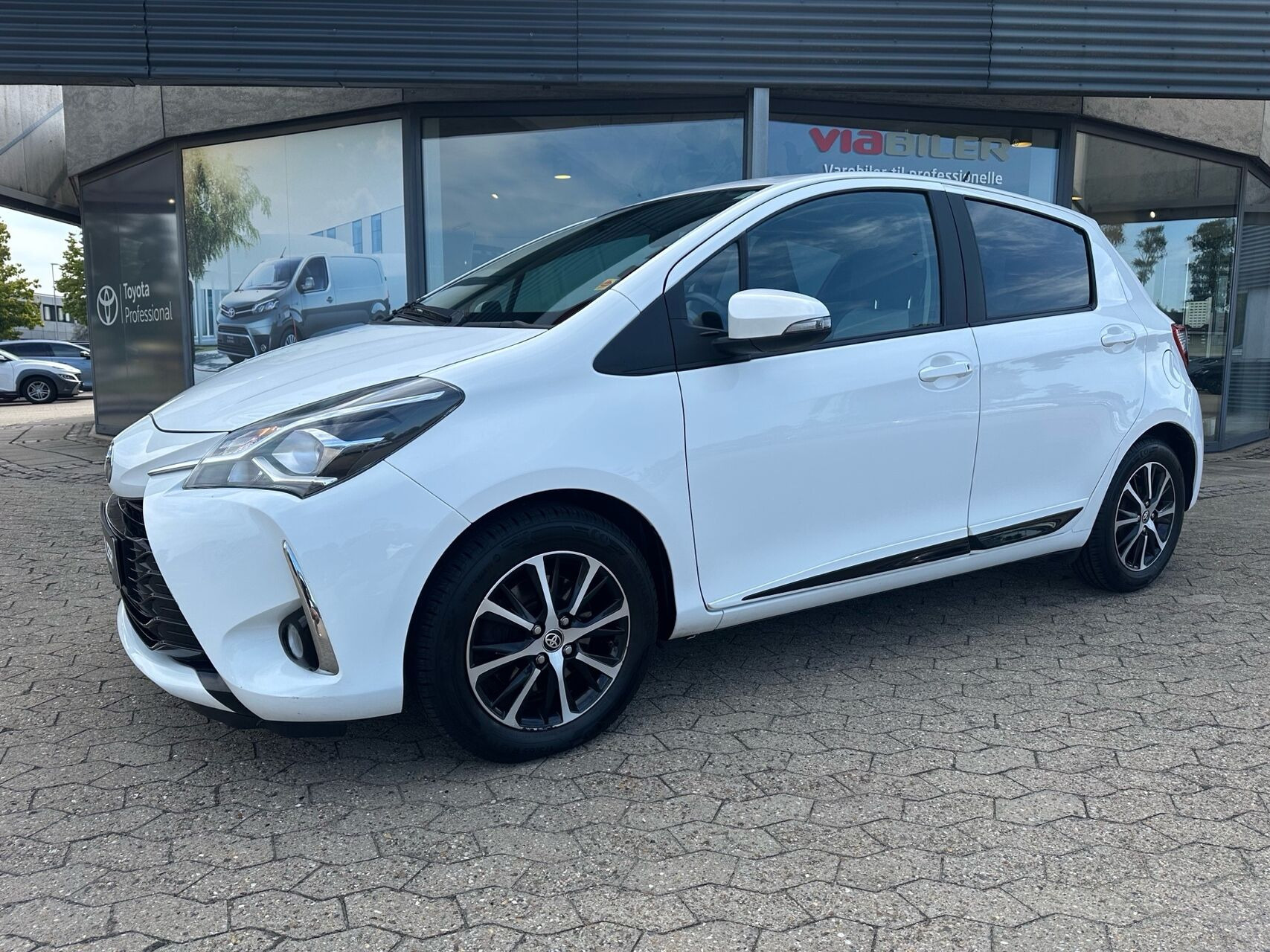 Hvid Toyota Yaris fra 2019
