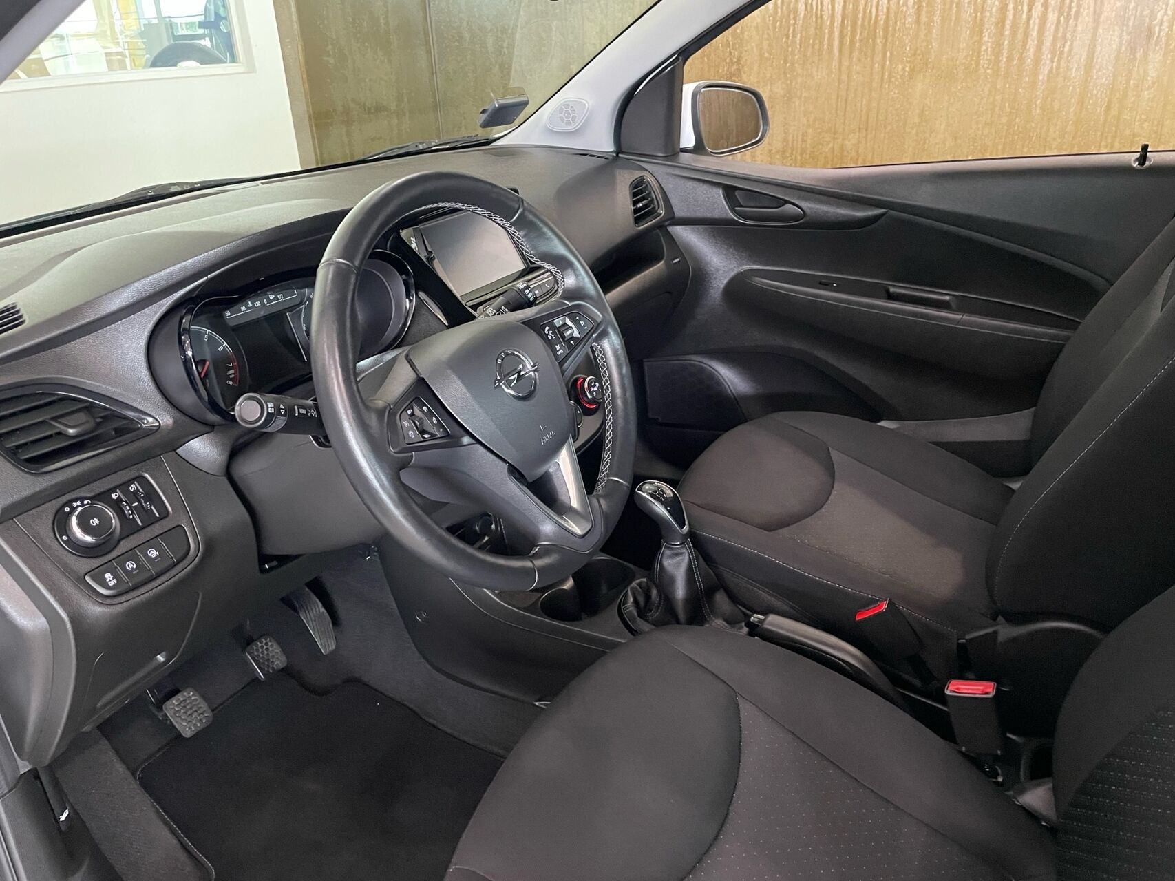 Hvid Opel Karl fra 2018