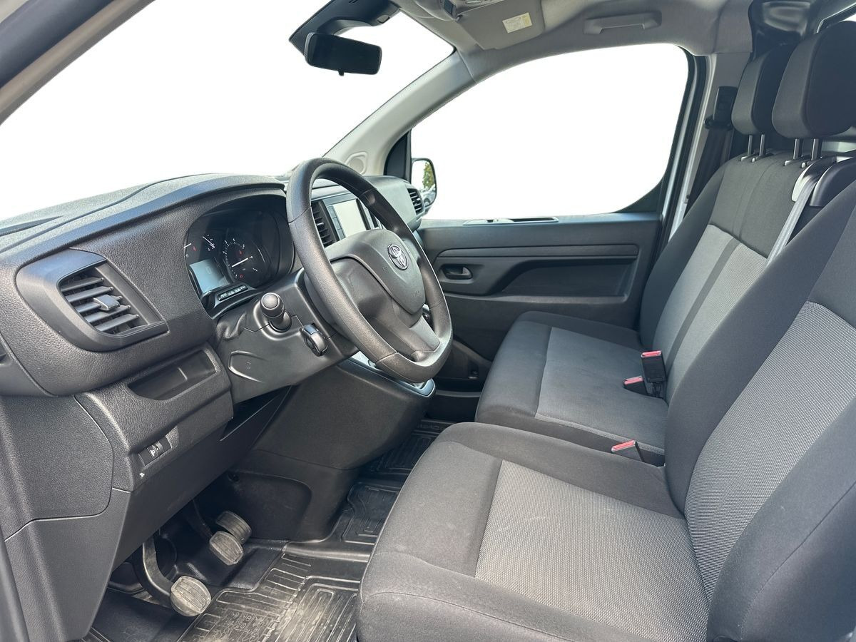 Hvid Toyota ProAce fra 2023