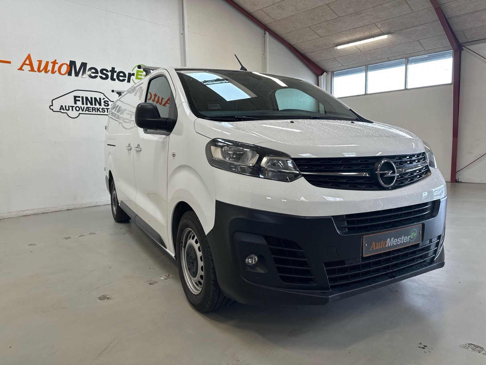 Hvid Opel Vivaro fra 2022
