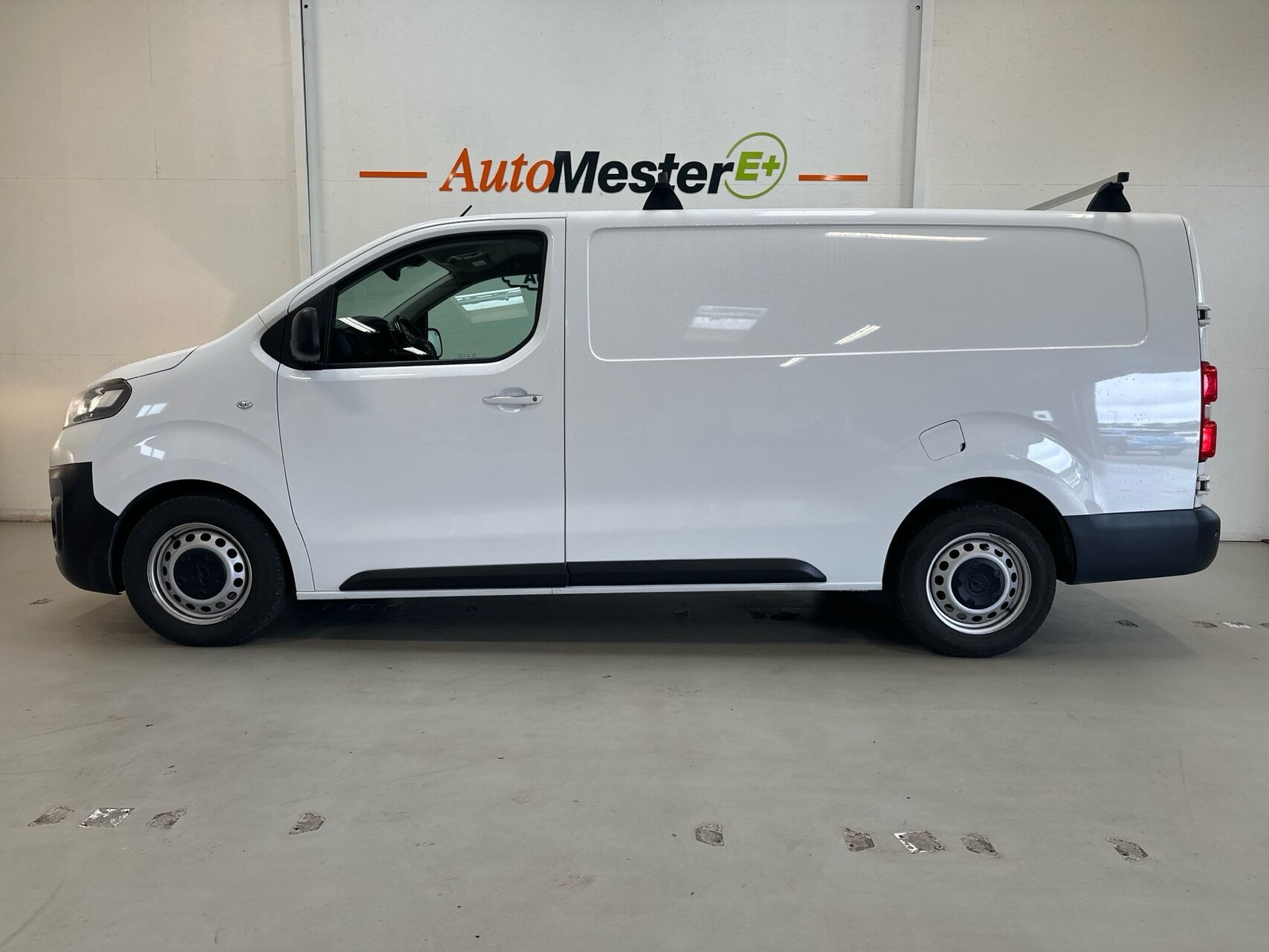 Hvid Opel Vivaro fra 2022