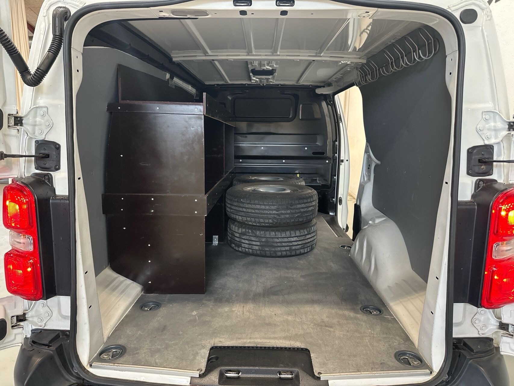 Hvid Opel Vivaro fra 2022