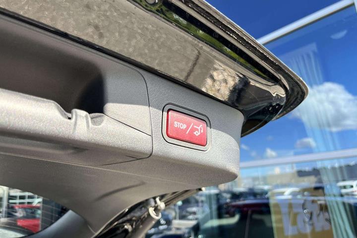 Sort Mercedes EQB 250+ fra 2025