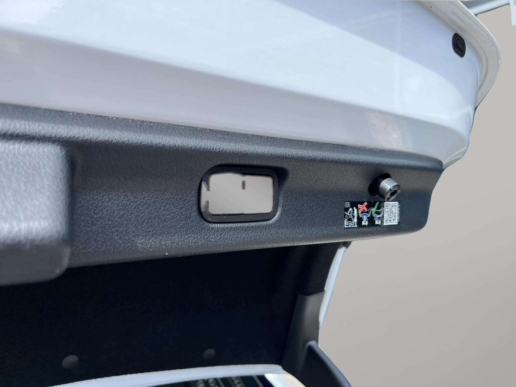 Hvid Mercedes EQE 350+ fra 2024