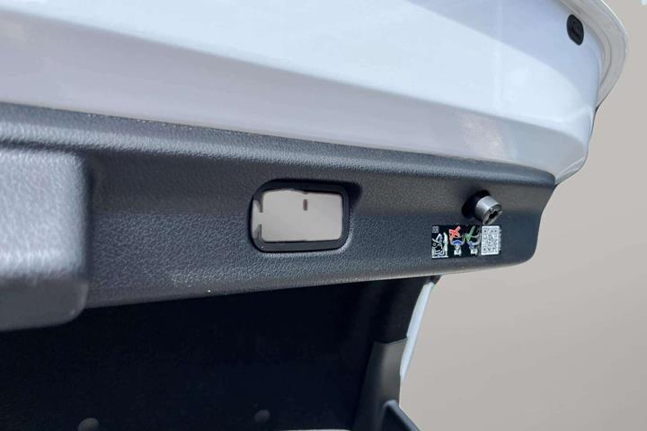 Hvid Mercedes EQE 350+ fra 2024