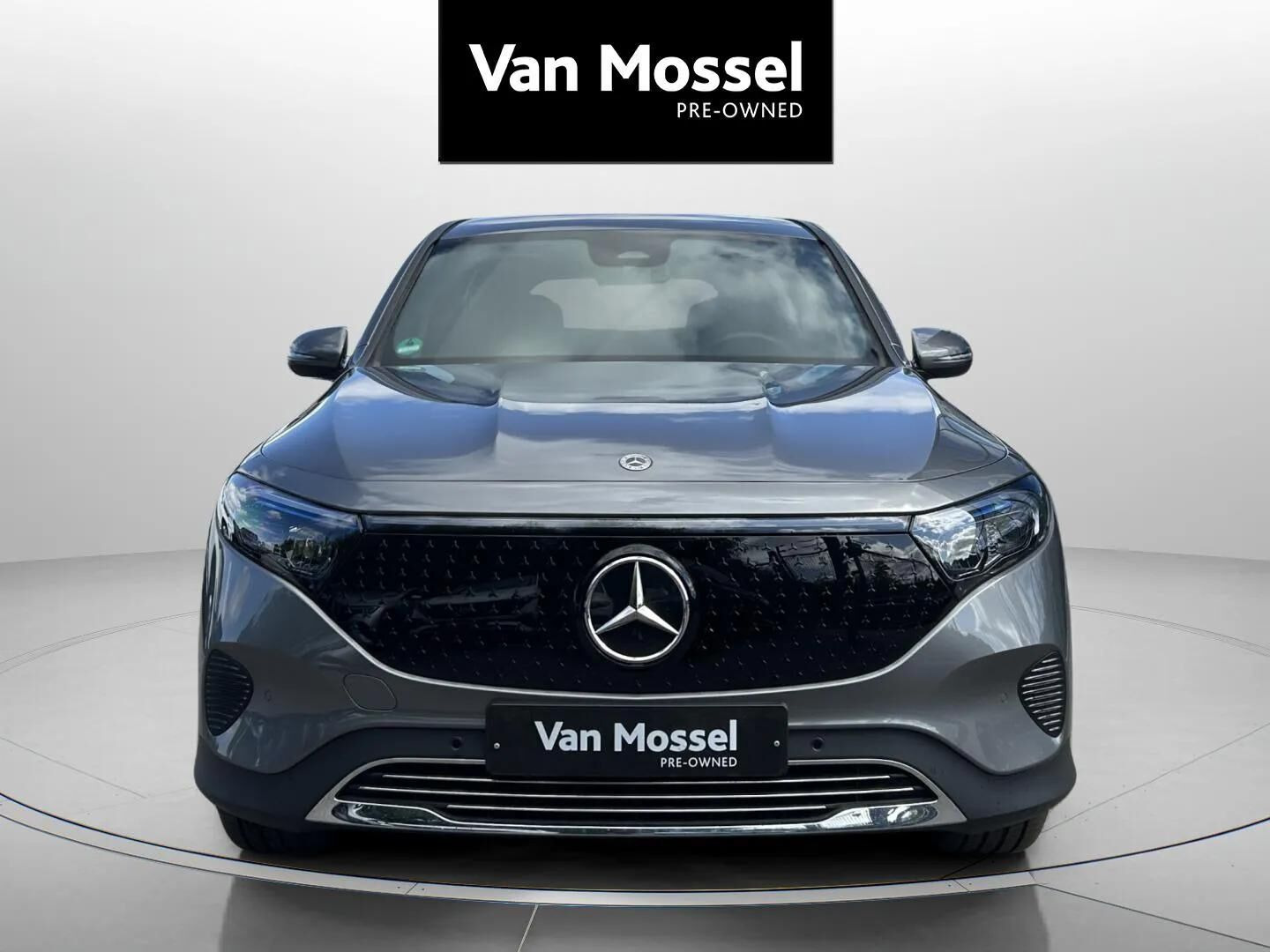 Grå Mercedes EQB 250+ fra 2025