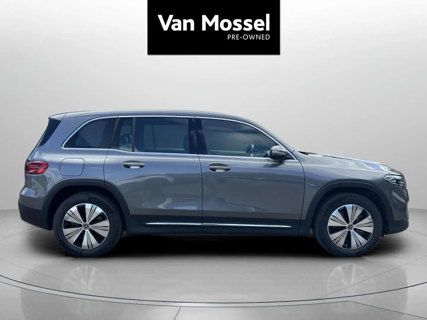 Grå Mercedes EQB 250+ fra 2025